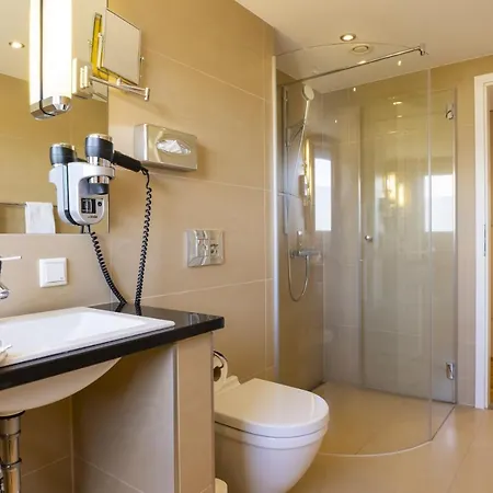 Hotel Iv Jahreszeiten 4*